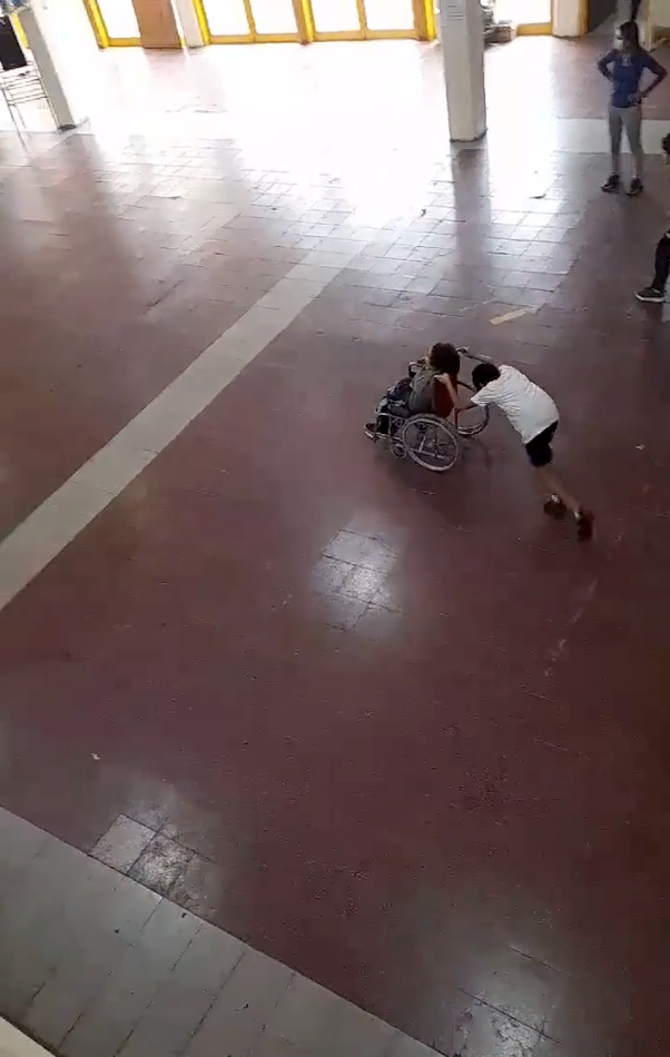 Niño ayuda a su compañero en silla de ruedas y se hace viral