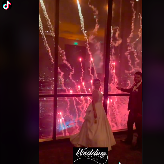 Mejor, imposible: Pareja celebra su boda frente a un concierto de Coldplay y se hace viral