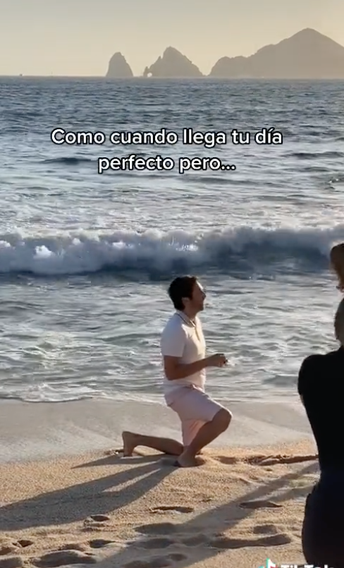 Y se marchó: Le pide matrimonio a su novia en la playa y se le cae el anillo al mar