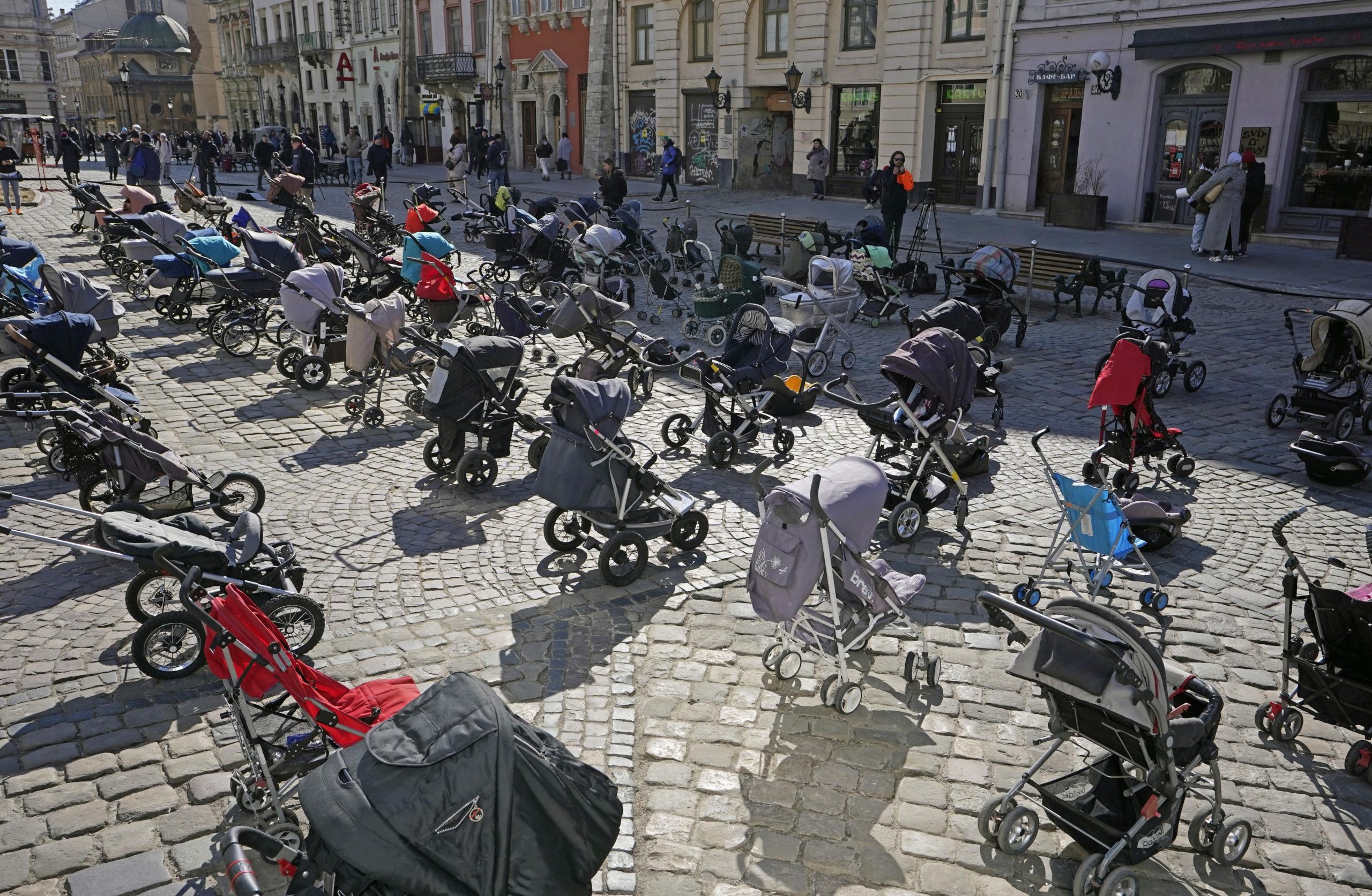 Una carriola por cada vida: La protesta por las niñas y niños fallecidos en Ucrania