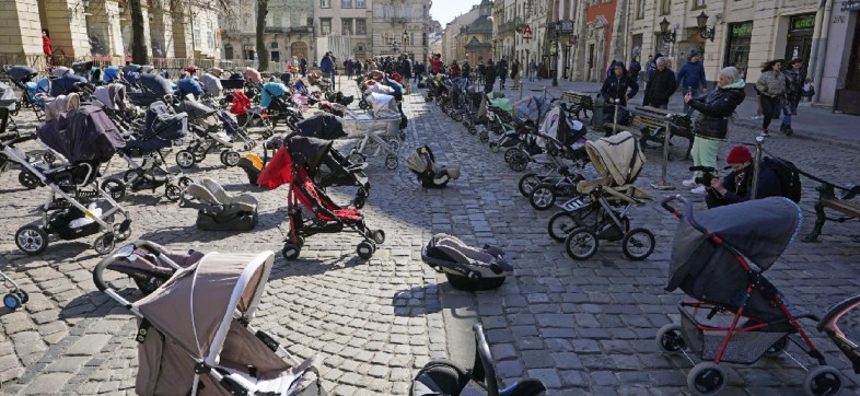 Una carriola por cada vida: La protesta por las niñas y niños fallecidos en Ucrania