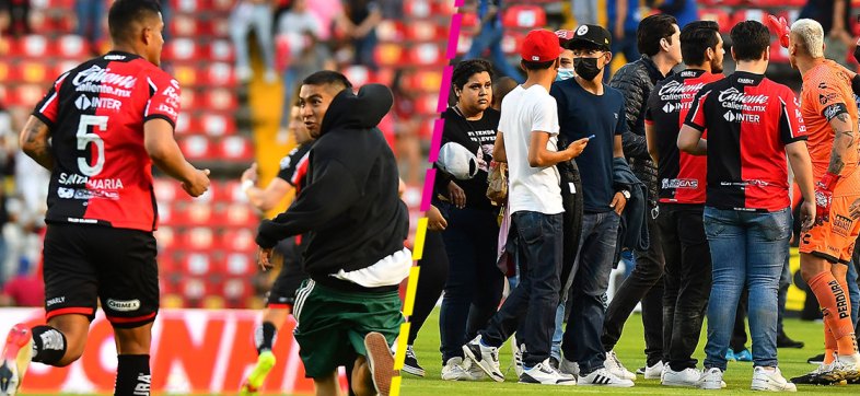 Suspenden el partido entre Querétaro y Atlas por disturbios en tribunas y en la cancha