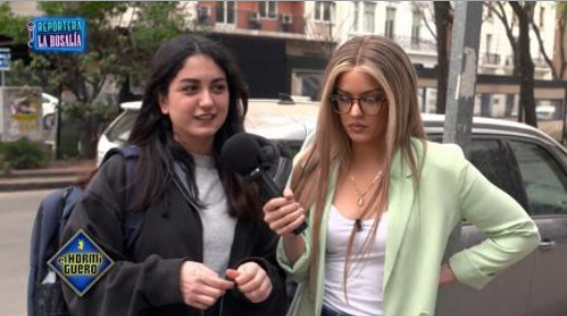 ¡Qué joya! Rosalía se disfraza de reportera y sale a la calle a preguntar a la gente lo que opinan de ella