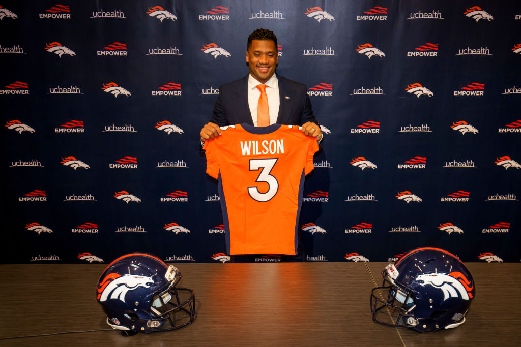 Russell Wilson presentado con los Broncos