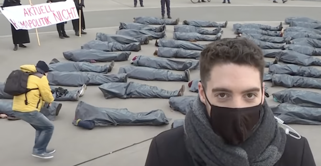 video-hombre-muerto-ucrania-levanta-bolsas-cadaveres-rusia-noticiero-falso-austria-1