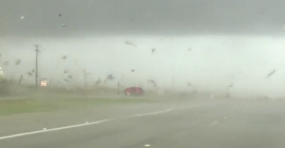 video-viral-camioneta-escapa-tornado-estados-unidos-texas-momento-1