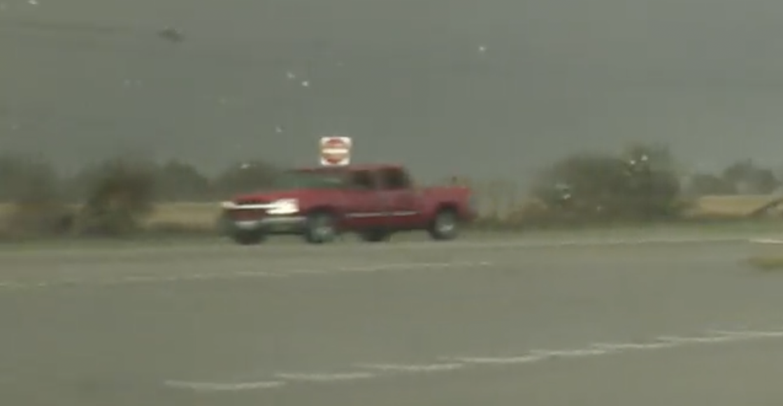 video-viral-camioneta-escapa-tornado-estados-unidos-texas-momento-2