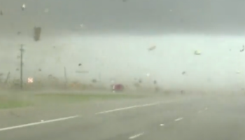 video-viral-camioneta-escapa-tornado-estados-unidos-texas-momento-3