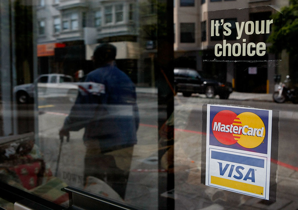 Siguen las sanciones: Visa y Mastercard cancelan sus operaciones en Rusia 