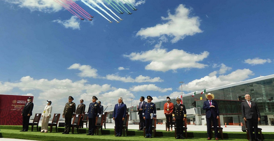 ZUMPANGO, ESTADO DE MÉXICO, 22SEPTIEMBRE2021.- Andrés Manuel López Obrador, Presidente Constitucional de los Estados Unidos Mexicanos, encabezó la inauguración de la Feria Aeroespacial México 2021 en la Base Aérea Militar N.º 1. Acompañaron al mandatario: Marcelo Ebrard Casaubon, secretario de Relaciones Exteriores; Olga Sánchez Cordero, Senadora Presidente de la Mesa directiva de la Cámara de Senadores ; Luis Cresencio Sandoval González, secretario de la Defensa Nacional; José Gerardo Vega Rivera, Comandante de la Fuerza Aérea mexicana; César Tapia Jiménez, Presidente de la Feria Aeroespacial México 2021; José Rafael Ojeda Durán, secretario de Marina; Ken Salazar, embajador de Estados Unidos en México; Jorge Arganis Díaz Leal, secretario de Comunicaciones y Transportes; Rogelio Ramírez de la O, Secretario de Hacienda y Crédito Público; Rosa Icela Rodríguez Velázquez, secretaria de Seguridad y Protección Ciudadana; Alfredo del Mazo Maza, gobernador del Estado de México; Omar Fayad Meneses, gobernador de Hidalgo y Tatiana Clouthier Carrillo, secretaria de Economía.