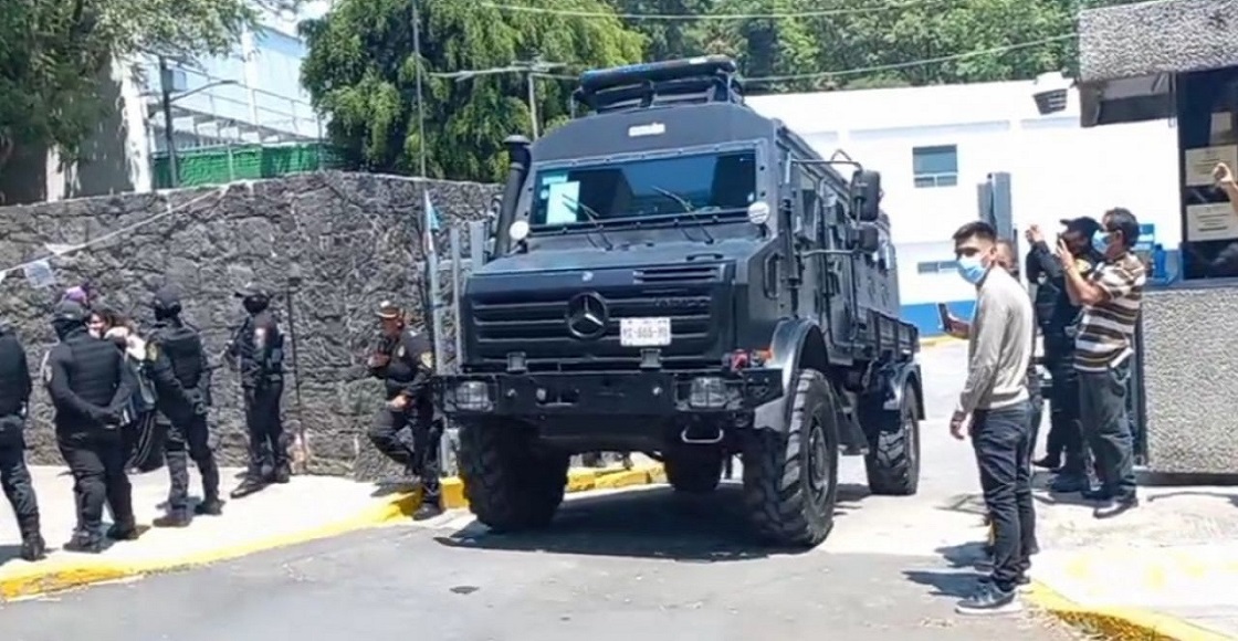 CIUDAD DE MÉXICO, 17ABRIL2022.- Un operativo de 50 elementos apoyaron para trasladar a las 3 mujeres que sostenían toman de la CNDH desde el pasado septiembre de 2020 al reclusorio de Santa Marta. Familiares declararon que los cargos que les imputaron ya no se encuentra el daño al coche de la maestra, solamente posesión de drogas.