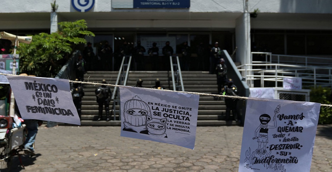 CIUDAD DE MÉXICO, 17ABRIL2022.- A dos días de la detención por más de 50 elementos de seguridad pública para 3 de las mujeres que agredieron a maestra frente a las inmediaciones de la CNDH edificio que también se había tomado desde septiembre de 2020. Colectivas feministas esperan afuera de la Fiscalía de Investigación Territorial de la Alcaldía Benito Juárez donde se espera que las trasladen al reclusorio esta tarde.