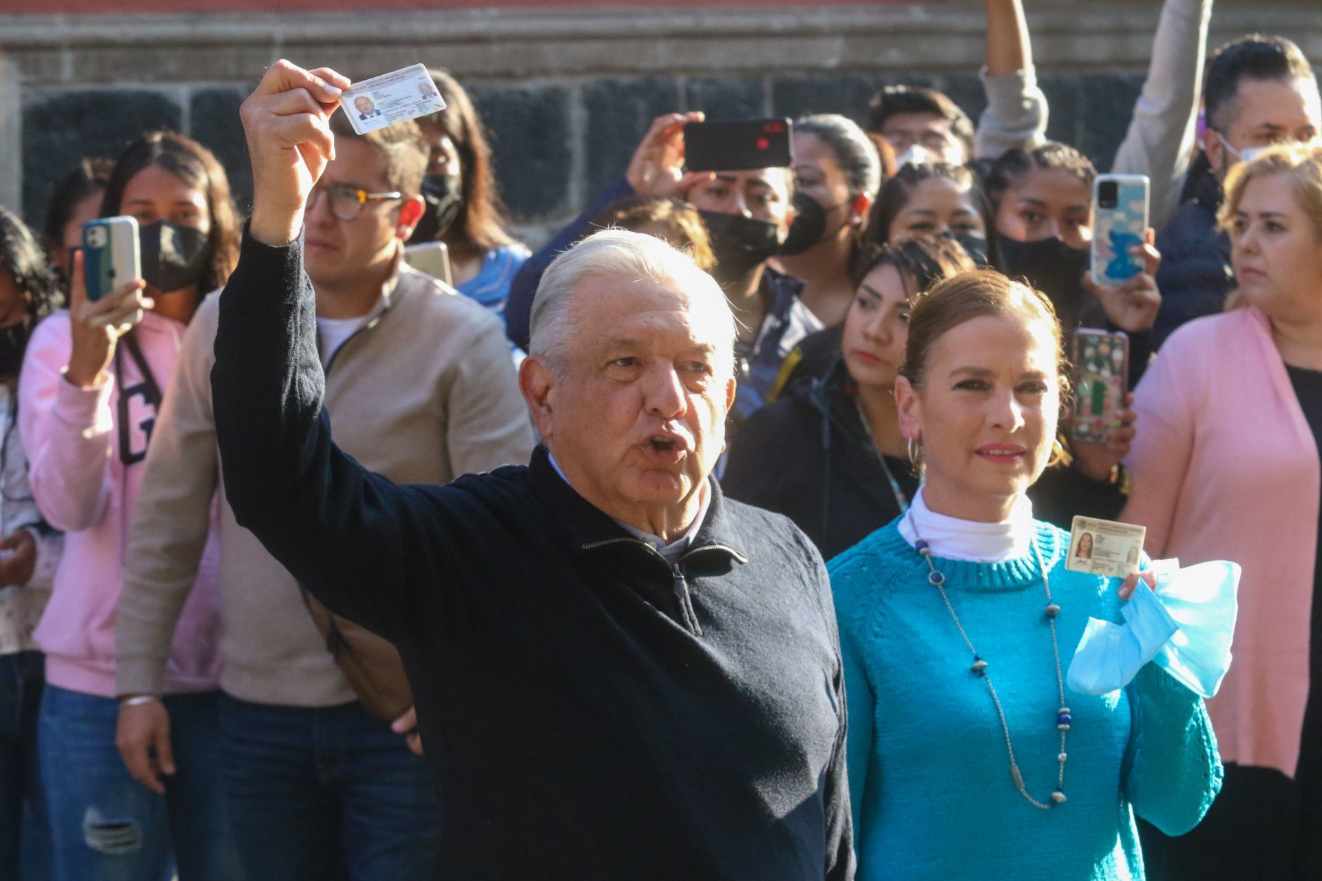 AMLO anula voto y escribe "Viva Zapata" en su boleta de la Revocación de Mandato