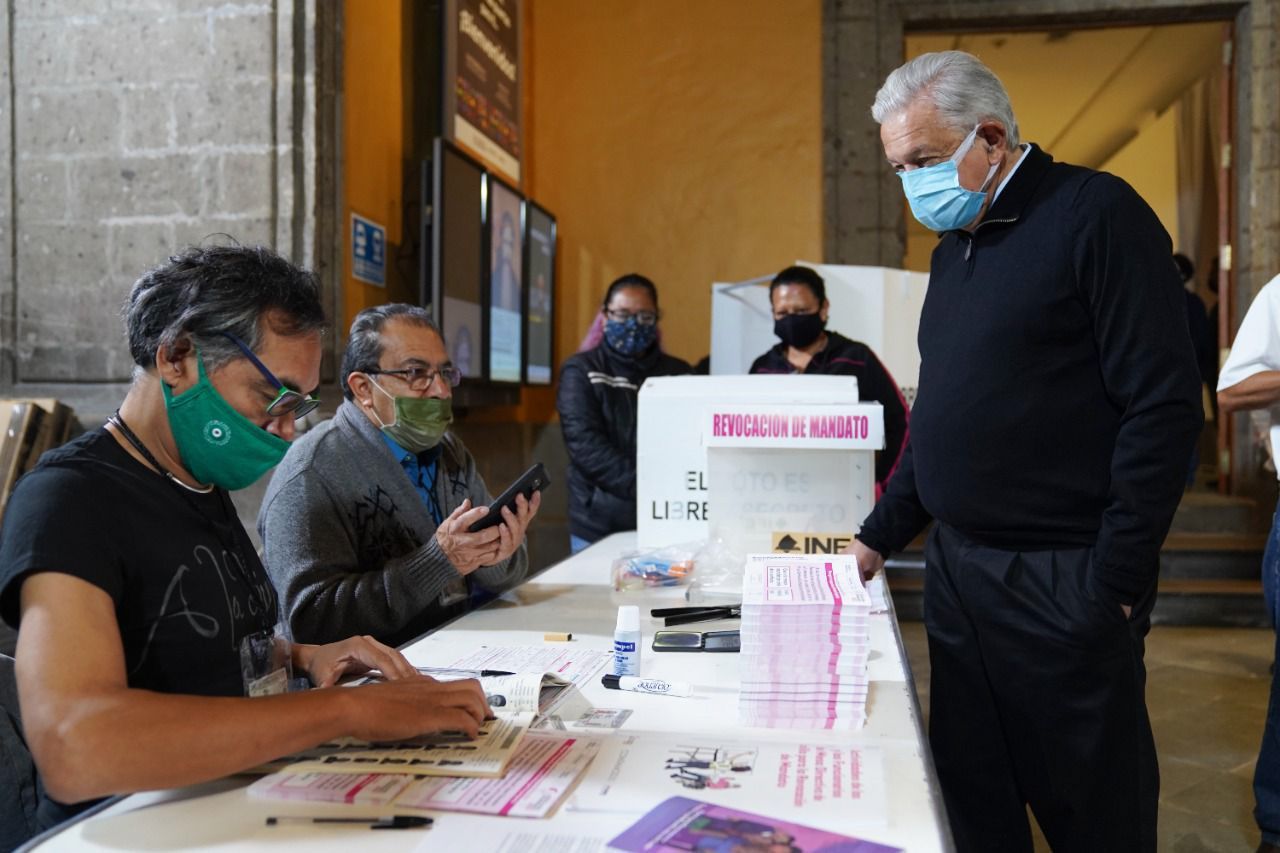 AMLO anula voto y escribe "Viva Zapata" en su boleta de la Revocación de Mandato
