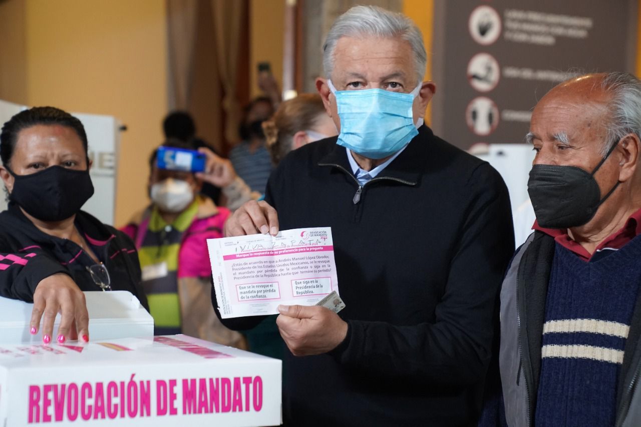 AMLO anula voto y escribe "Viva Zapata" en su boleta de la Revocación de Mandato