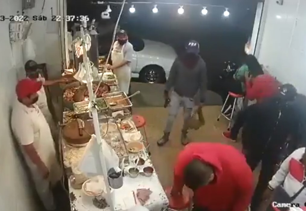 Captan violento asalto a una taquería de Naucalpan