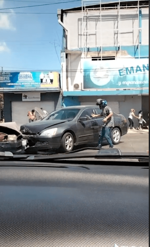 El extraño video del incendio de un carro y un choque que se hizo viral 