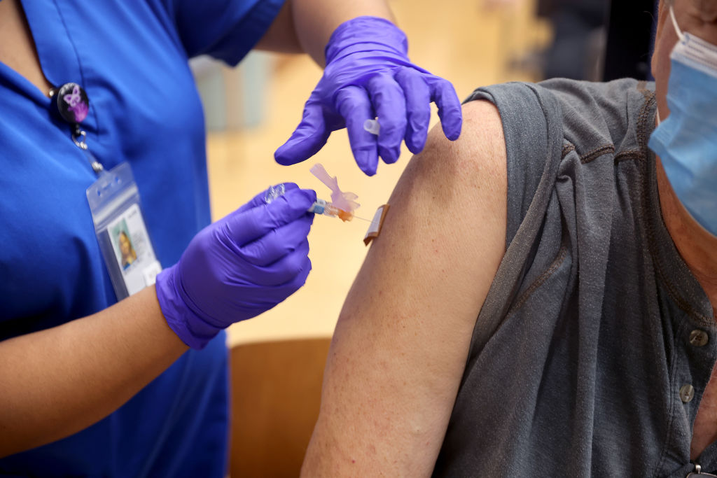 OLOV: Hombre se vacuna 90 veces contra el COVID-19 para vender certificados falsos en Alemania