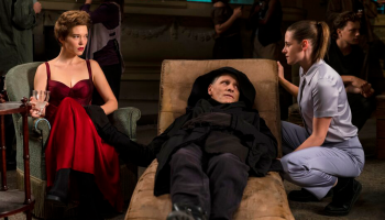 Léa Seydoux, Viggo Mortensen y Kristen Stewart en 'Crimes of the Future'