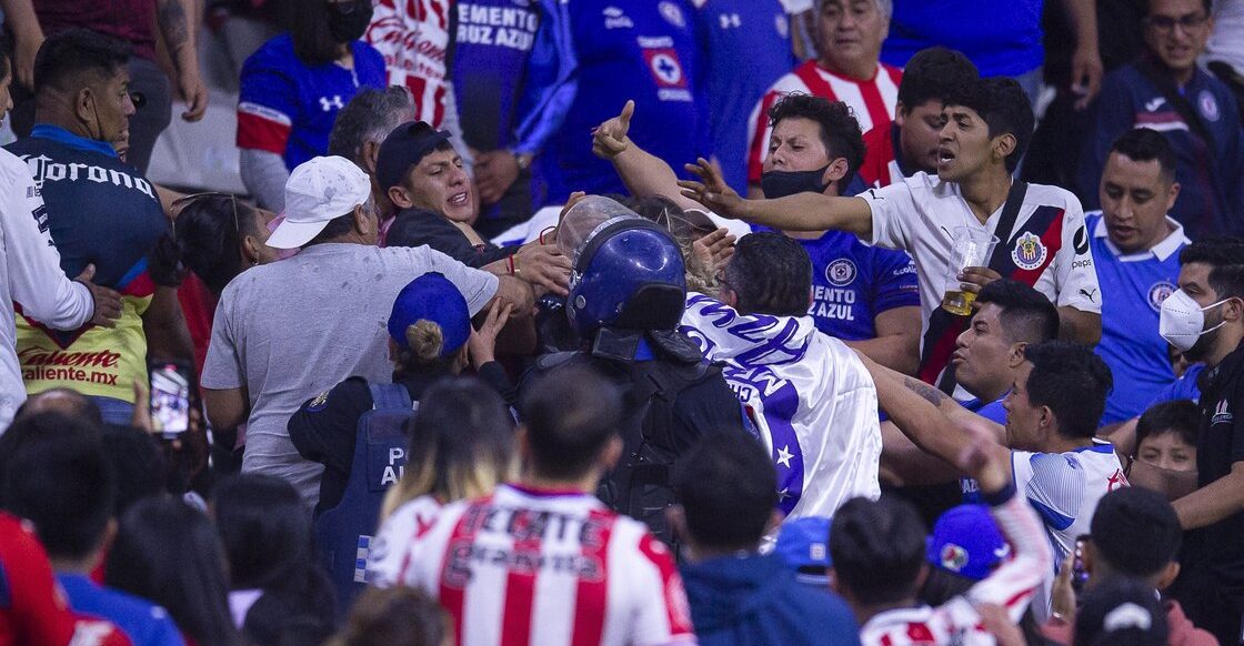 Más violencia: Reportan 3 detenidos por bronca en el Cruz Azul vs Chivas de la Liga MX