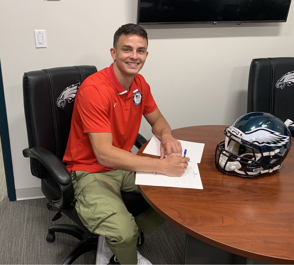 Devon Allen firmado por Eagles