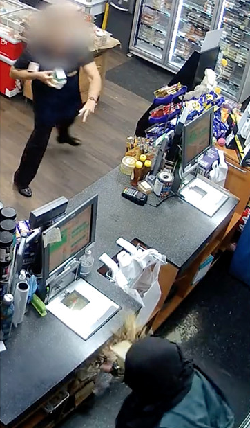 Crack: Empleada de supermercado frustra asalto con ayuda de... ¡¿natillas?! 