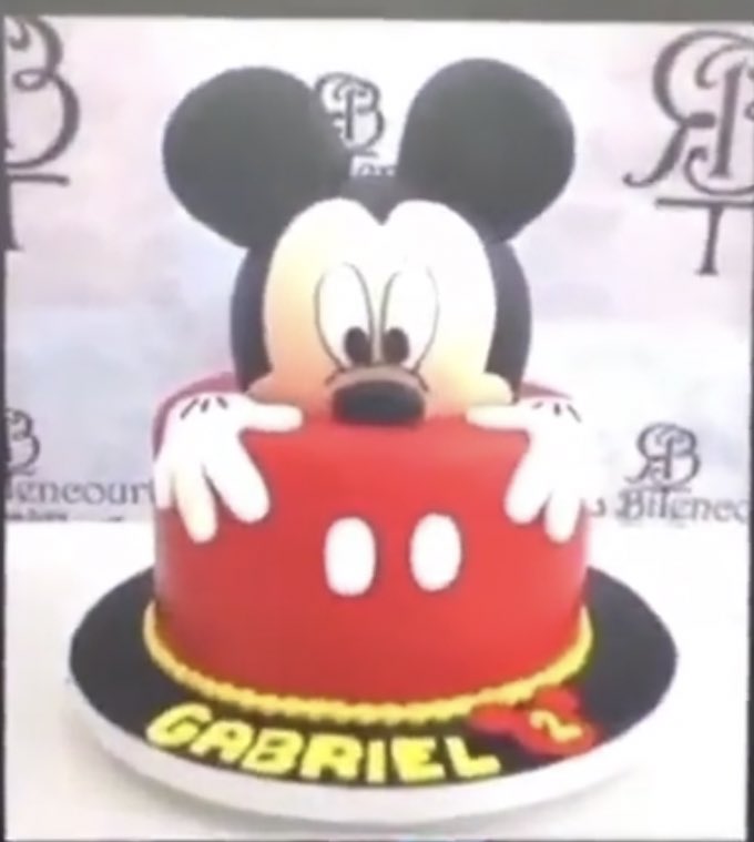 Familia pide pastel de Mickey Mouse, les dan uno gacho y se viralizan