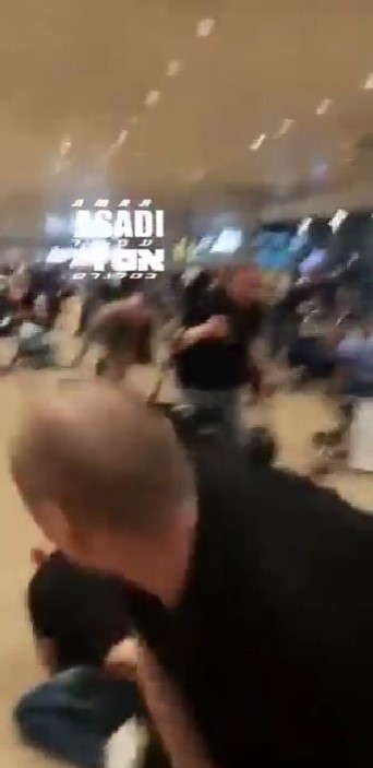 Una familia intenta llevar bomba "de recuerdo" en el aeropuerto y desata el pánico