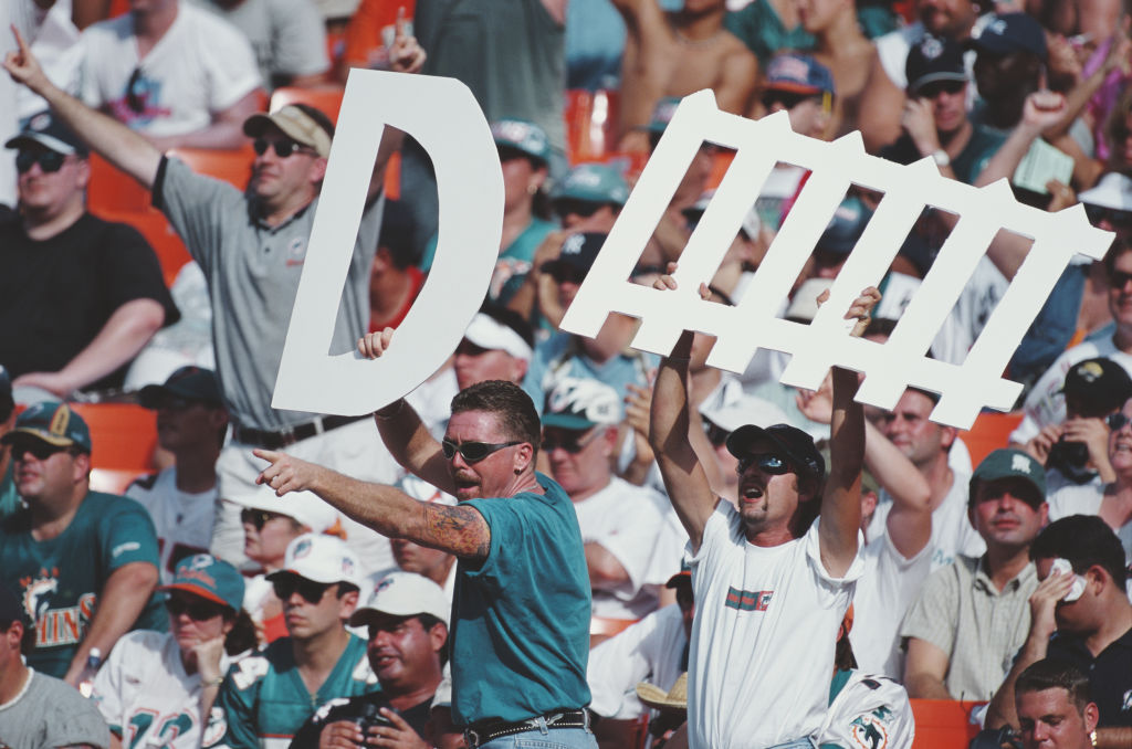 Fans de los Dolphins apoyando a la defensa