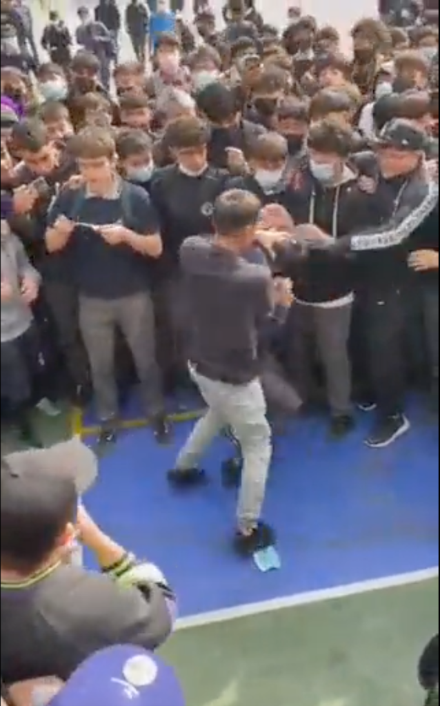 ¿Fight club? Jóvenes organizan peleas durante el recreo en su escuela