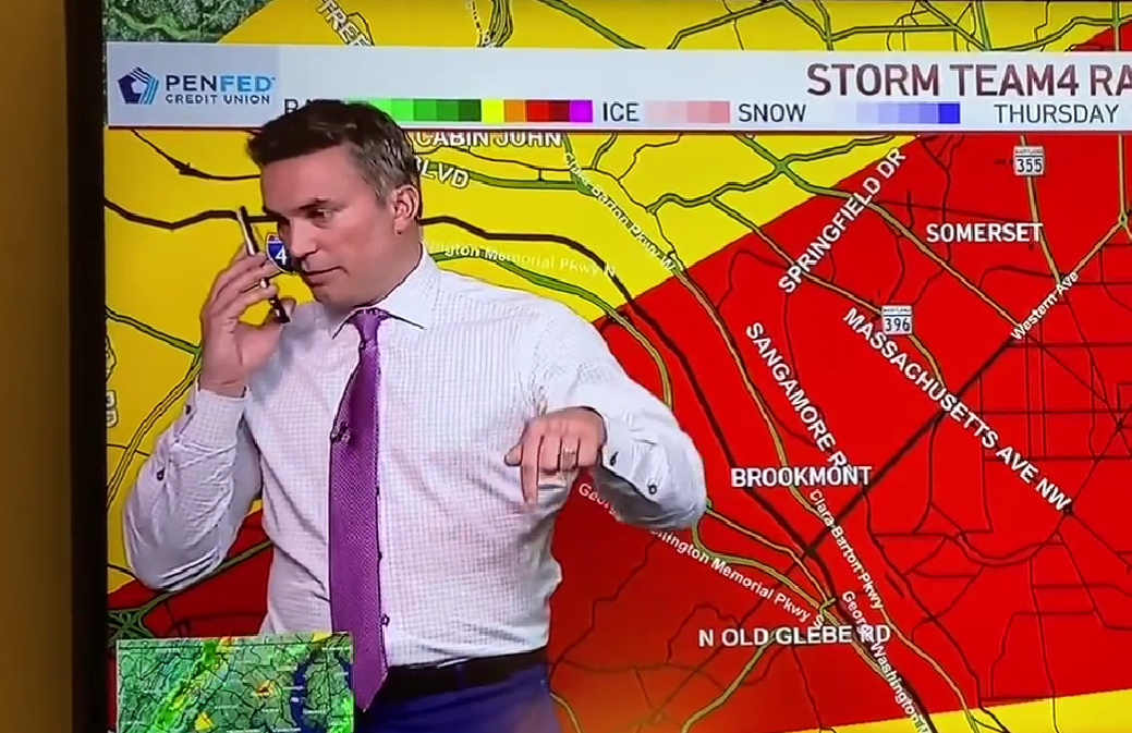 Meteorólogo llama a sus hijos en plena transmisión para advertirles de un tornado