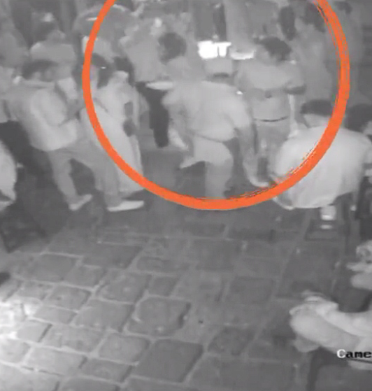 Mujer denuncia a extranjero que la golpeó en un bar del centro de Oaxaca 