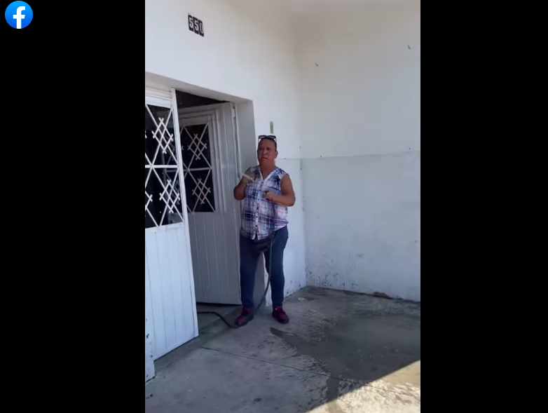 Mujer moja a turistas que estaban afuera de su casa y se hace viral