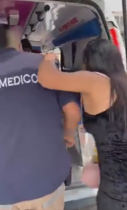 Mujer exige contraseña del cel a su novio al ser atropellado