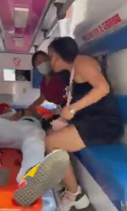 Mujer exige contraseña del cel a su novio al ser atropellado