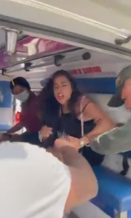 Mujer exige contraseña del cel a su novio al ser atropellado