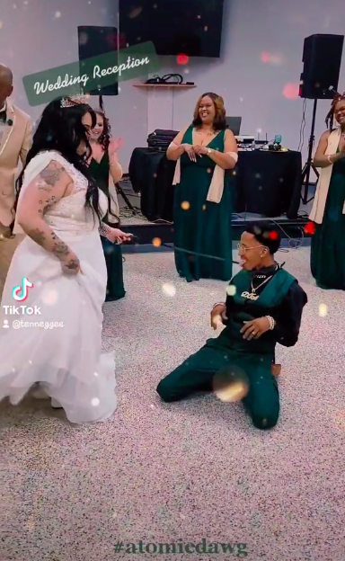 Mujer lleva a su esposo a la recepción de su boda... con correa