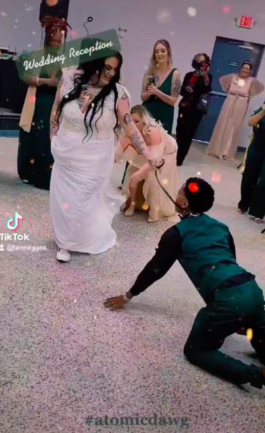 Mujer lleva a su esposo a la recepción de su boda... con correa