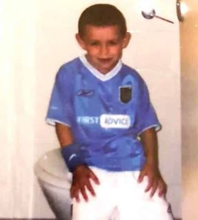 Phil Foden de niño con el jersey del Manchester City