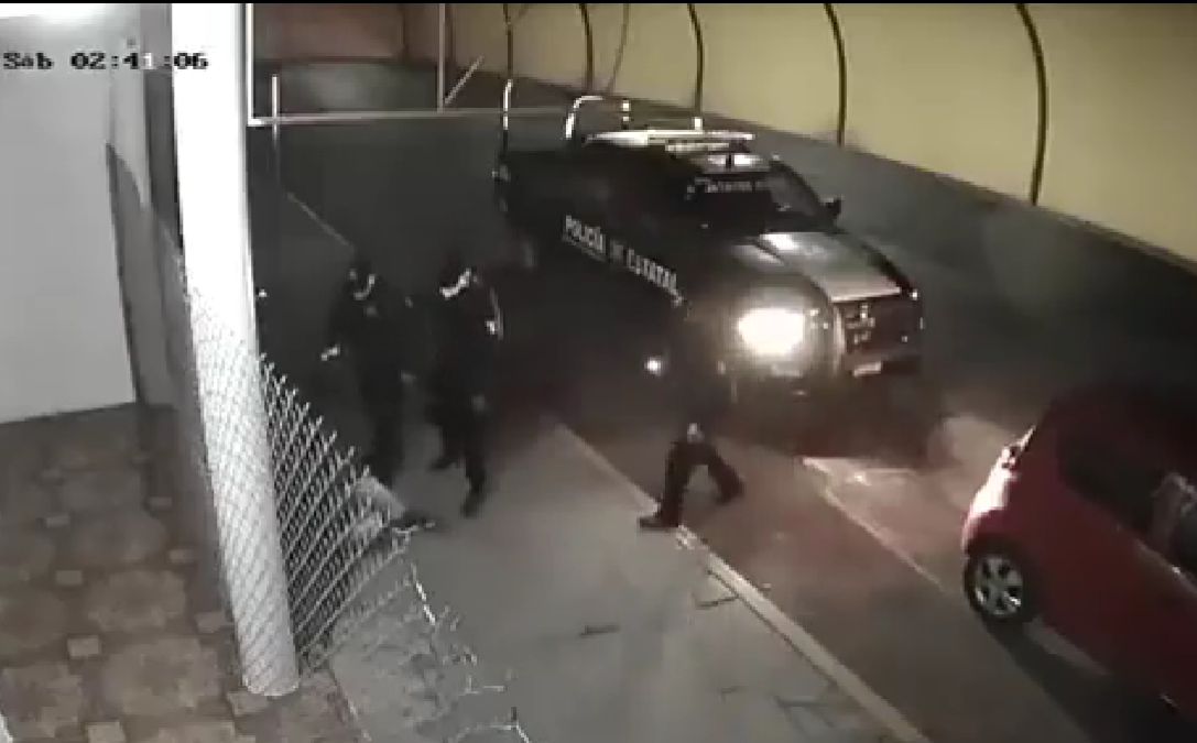 Policías del Edomex golpean a un conductor por grabarlos en Zinacantepec