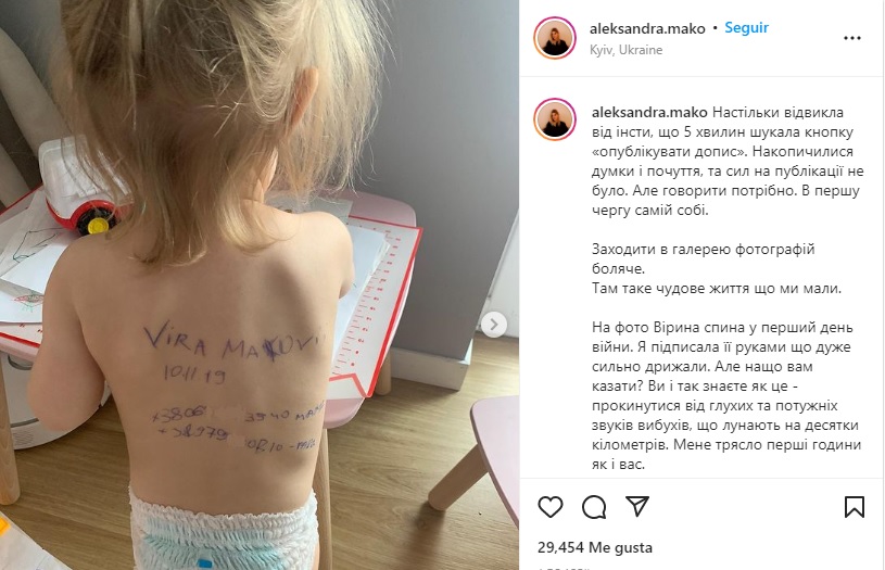 La guerra en Ucrania la orilló a escribir en la espalda de su hija sus datos básicos
