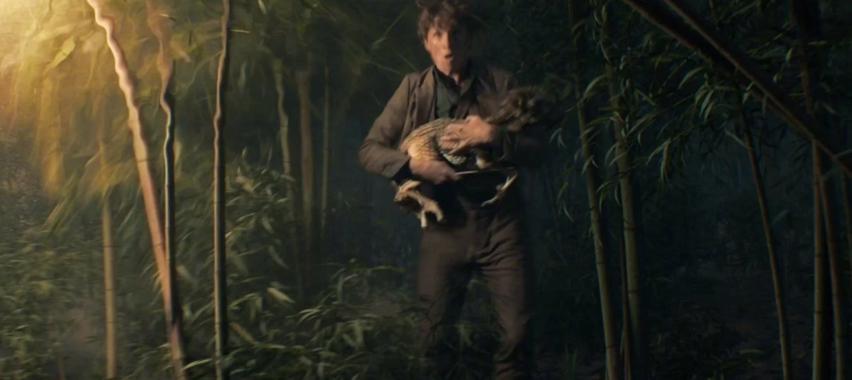 Newt con una cría de Qilin en 'Los secretos de Dumbledore' 