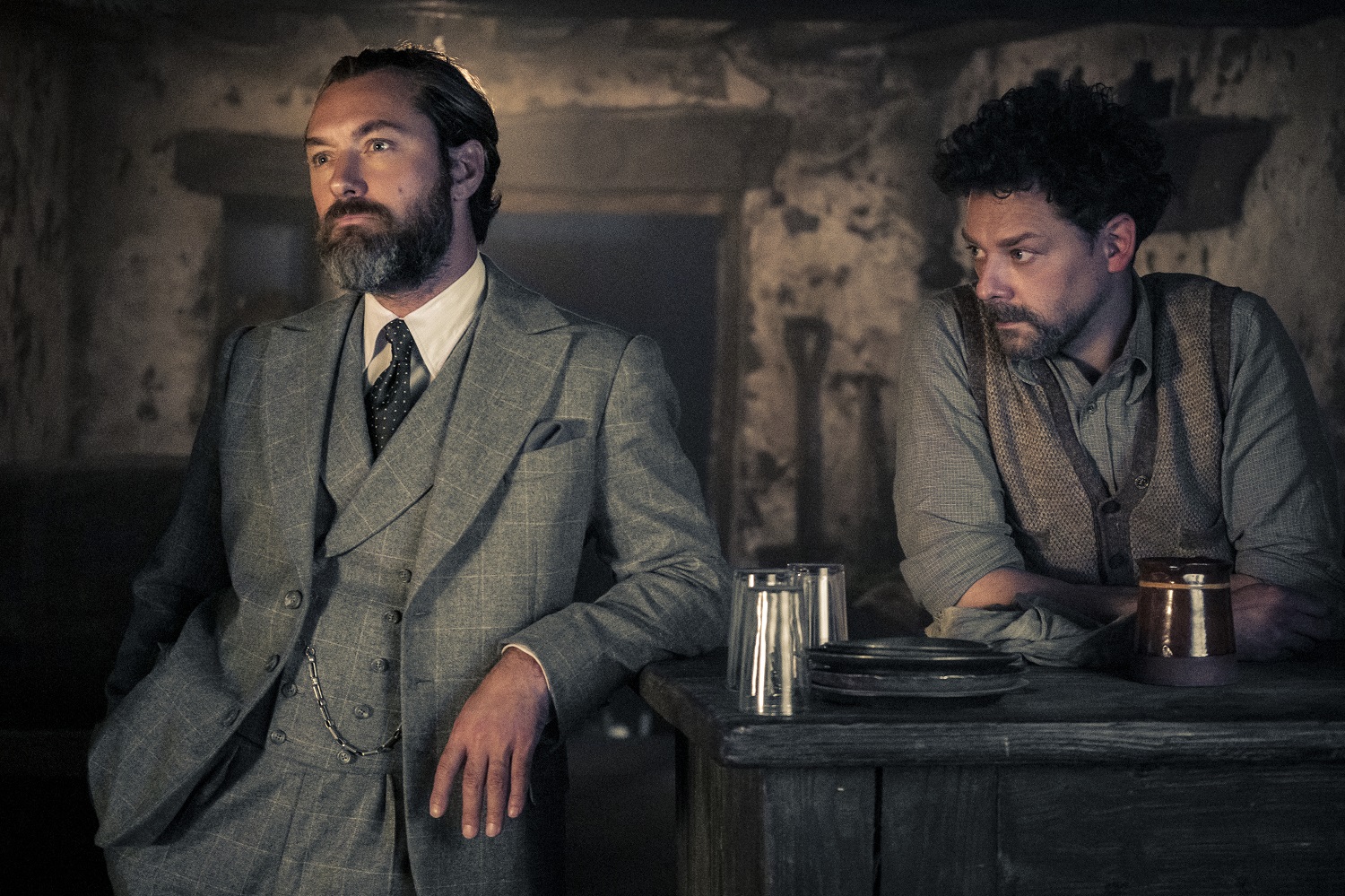 Jude Law y Richard Coyle como Albus y Aberforth Dumbledore en 'Animales fantásticos'