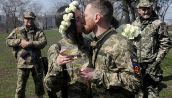 Soldados de Ucrania se casan en medio de la guerra con Rusia