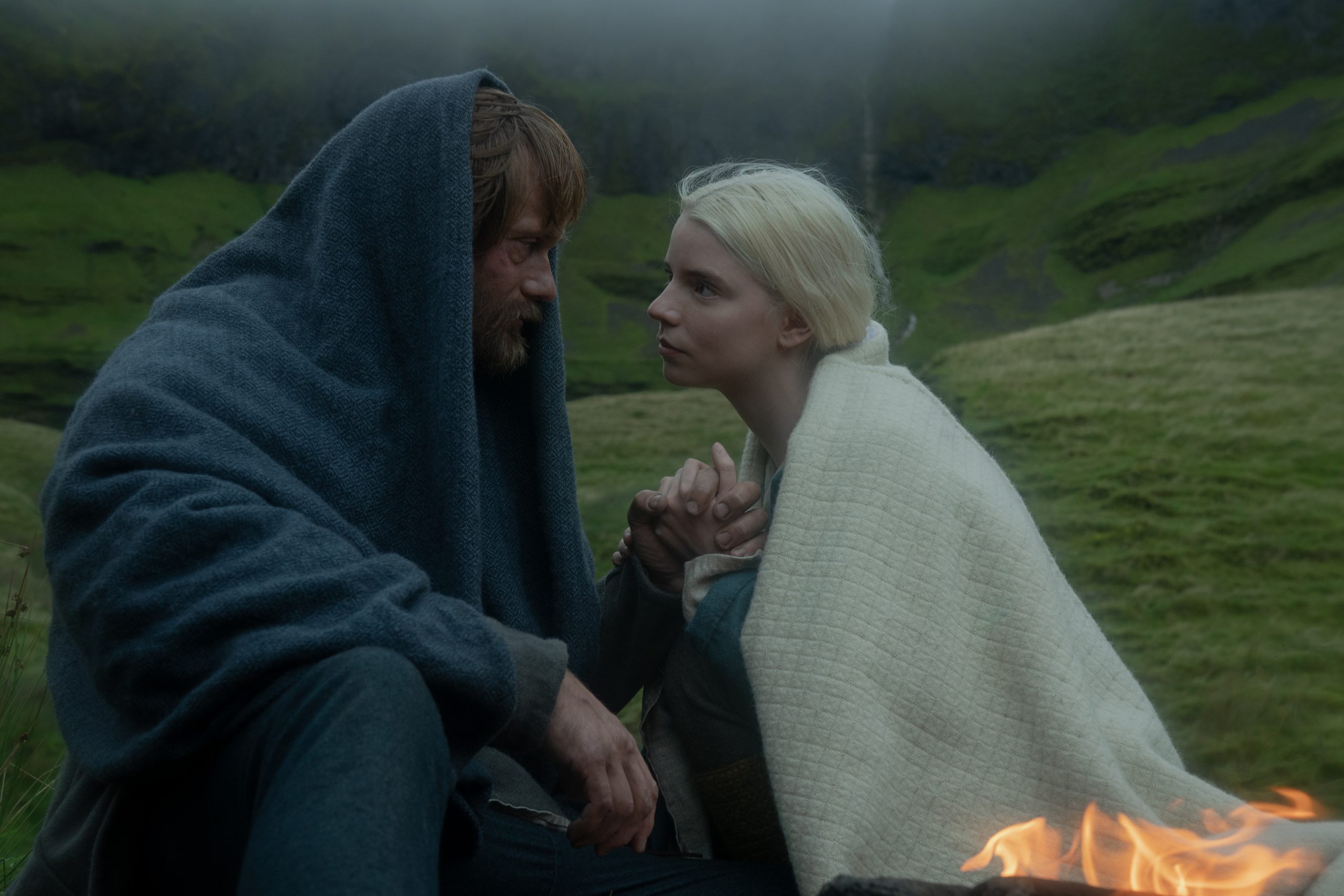 Alexander Skarsgård y Anya Taylor-Joy como Amleth y Olga en 'The Northman'