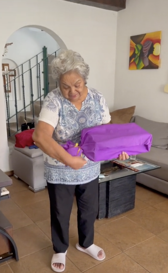 Joven le regala a su abuelita su primera muñeca después de 66 años