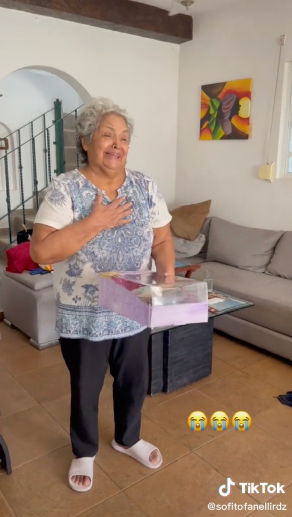 Joven le regala a su abuelita su primera muñeca después de 66 años