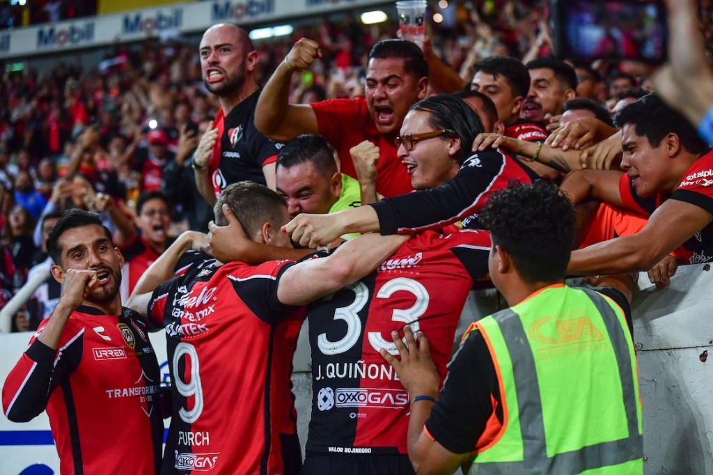 Aficionados del Atlas vencen acceso del Jalisco durante festejo en la goleada a Tigres en semifinales