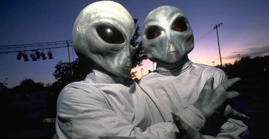 Dos personas disfrazadas de extraterrestres
