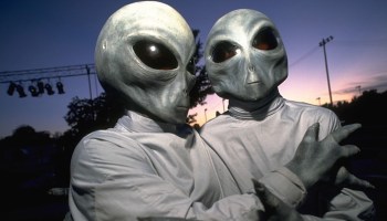Dos personas disfrazadas de extraterrestres